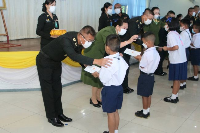 (สุรินทร์) มณฑลทหารบกที่ 25 มอบทุนการศึกษาจำนวน 152 ทุน เพื่อสร้างขวัญและกำลังใจให้กับให้กับบุตรของกำลังพลที่มีผลการเรียนดี