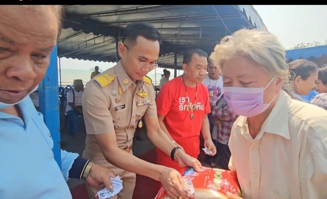 ชลบุรี-ชาวแสมสาร ร่วมทำบุญไหว้บรรพบุรุษและสัมภเวสี คุ้มครองและขับไล่สิ่งเลวร้าย