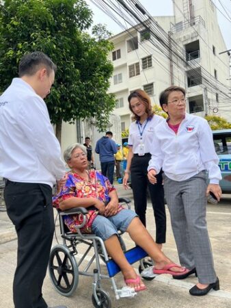 มูลนิธิหัวใจบริสุทธิ์ จับมือ สภ.บางบัวทอง และกลุ่มไทยสมายล์ พร้อมทั้งรายการสถานีประชาชน สถานีโทรทัศน์ไทยพีบีเอส ลงพื้นที่เติมกำลังใจ มอบรถเข็นวีลแชร์และอุปกรณ์ให้ผู้พิการและผู้ยากไร้