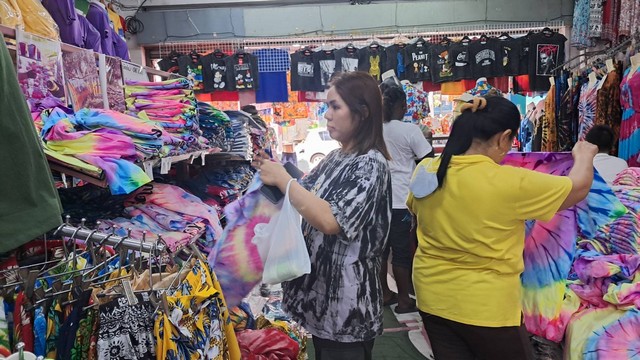 ยะลา-เบตงนักท่องเที่ยวชาวไทย มาเลย์ แห่ซื้อเสื้อลายดอกรับสงกรานต์จอง ห้องพักเต็ม
