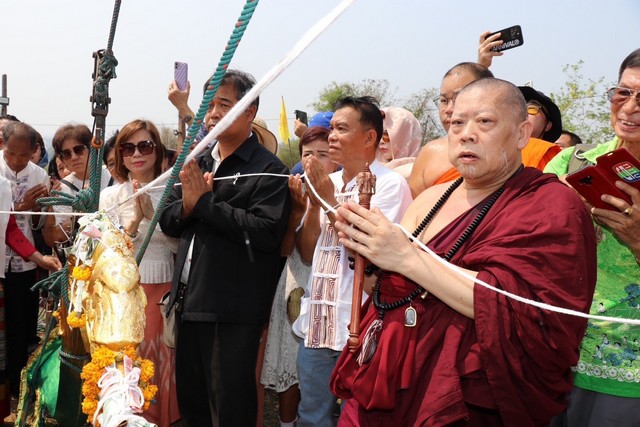 น่าน-องค์บุญแห่งล้านนา ครูบาธรรมชัย เจ้าอาวาสวัดศรีพันต้น ทอดผ้าป่า ยกช่อฟ้า ทำพิธีไม้ค้ำจุน ศิลปิน ดารา นักร้องศิษยานุศิษย์พุทธศาสนิกชนทั่วประเทศเข้าร่วมพิธี เป็นจำนวนมาก