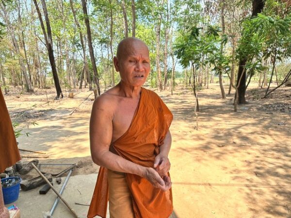 กาฬสินธุ์-ปูดอีก 3 คก.ใหญ่ ฝีมือ “รับเหมาขาใหญ่” ตลิ่งแม่น้ำชี้สร้างไม่เสร็จ แฉทิ้งเสาเข็มเต็มวัดดัง ไม่มีคนงาน ไม่มีก่อสร้าง หมดสัญญาจับตา กรมโยธาฯอุ้มต่อหรือพอแค่นี้