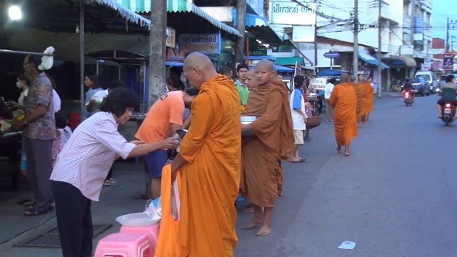 สงขลา-ชาวสงขลา นำอาหารหวานคาวมาทำบุญตักบาตรพระสงฆ์เนื่องในวันครอบครัว เพื่อความเป็นสิริมงคลแก่ตนเองและครอบครัว