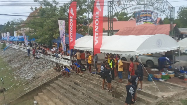 พังงา-ศึกเจ้าสายน้ำ!!”นายกอ้วน”จัดแข่งขันเรือเร็วส่งเสริมการท่องเที่ยวเชิงกีฬา มีชาวเรือ 14 จังหวัดภาคใต้นำเรือพรีสร่วมแข่งนับ 100 ลำ ชิงถ้วยรางวัลและเงินสดกว่าครึ่งแสนบาท