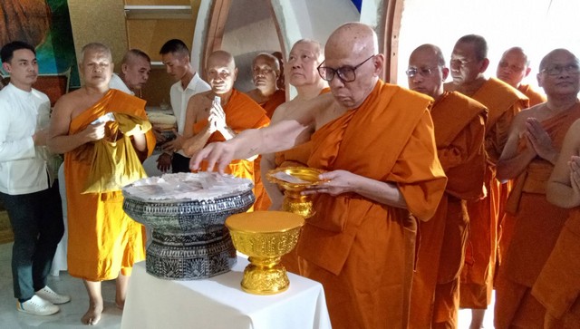 ชลบุรี-สมโภชใหญ่ พระแท่นวัชรอาสน์ จำลอง สวดธรรมจักรกัปปวัตตนสูตร ถวายเป็นพระราชกุศล