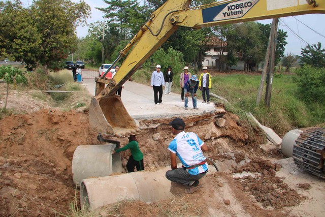 กาฬสินธุ์ชาวบ้านผวาถนนทรุดเกิดอุบัติเหตุวอนหน่วยงานที่เกี่ยวข้องเร่งแก้ไข