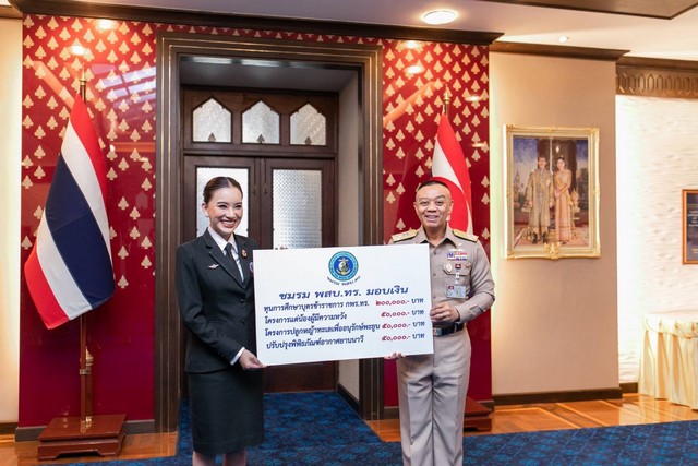 ประธานบริหารชมรมพัฒนาสัมพันธ์ระดับผู้บริหารกองทัพเรือมอบเงินรายได้จำนวน ๗๕๐,๐๐๐ บาท