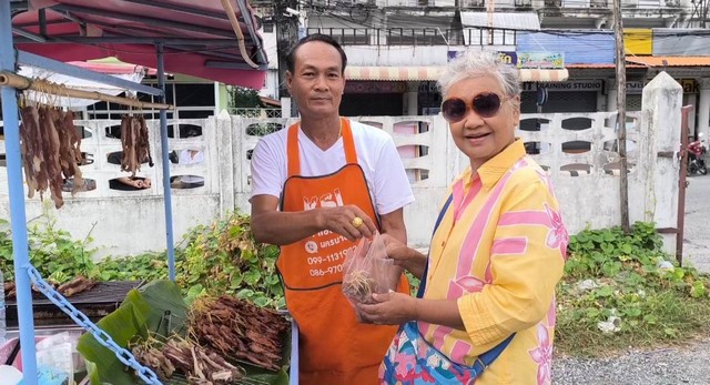 นครนายก – หนุ่มใหญ่วัย 55 ปีขับรถจักรยานยนต์พ่วงข้างเร่ขายหมูพวงเนื้อพวงย่างมีรายได้ดี