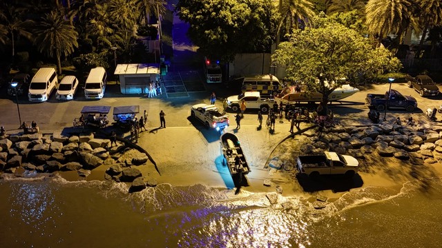 เรือประมงล่มกลางร่องน้ำ ปากคลองบางละมุง รอด 1 ยังไม่รู้ชะตากรรม 1