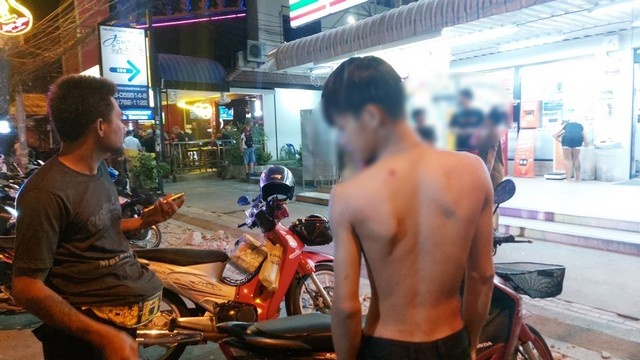 ชลบุรี-หึงโหด บุกแทงหนุ่มเซเว่นแอบคุยแฟนสาวเจ็บ