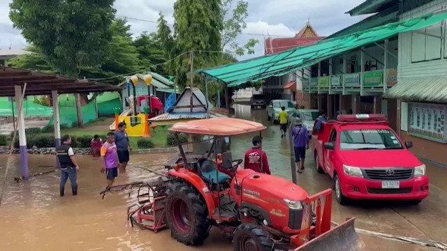 เพชรบูรณ์-ฝนตกหนัก น้ำป่าไหลทะลักท่วมโรงเรียนต้องสั่งปิดเรียน