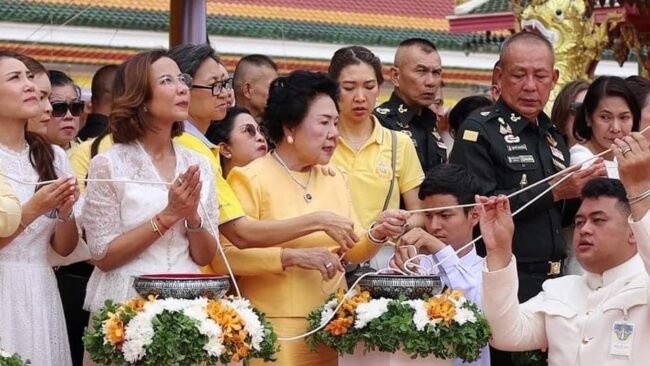 พลังบุญประเทศสำเร็จแล้ว!! พุทธศาสนิกชนหลั่งไหลร่วมบุญใหญ่ ณ พระธาตุเชิงชุม พิธียกปลียอดทองคำ ส่วนที่3 และกล่าวคำถวายทองคำฉัตรและปลียอดทั้ง 3 ส่วน (รวมทองคำทั้ง 3 ส่วน กว่า 31 กิโลกรัม)