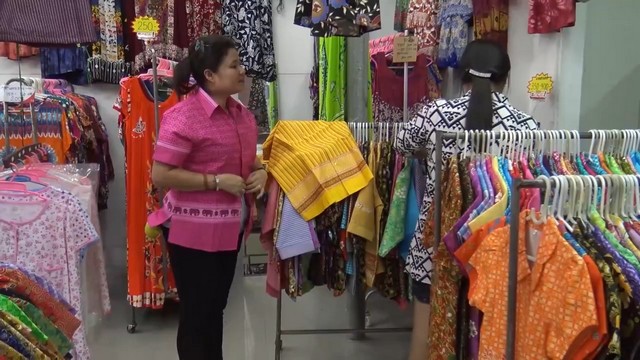 นักท่องเที่ยวเดินทางไปเลือกซื้อสินค้าของฝากขึ้นชื่อของเกาะยอ จังหวัดสงขลา ก่อนเดินทางกลับภูมิลำเนา หลังเดินทางเข้ามาท่องเที่ยวในจังหวัดสงขลาช่วงหยุดยาววันอาสาฬหบูชา 3 วัน