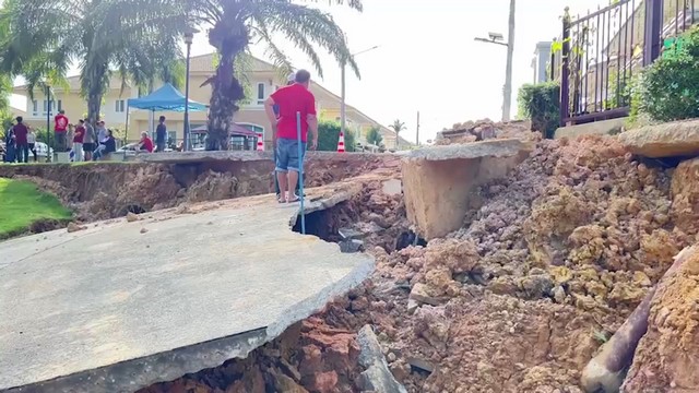 สงขลา-หมู่บ้านดังหาดใหญ่ น้ำลด พบปัญหาใหญ่ เขื่อนพัง ทำถนนทรุดตัว หวั่นบานปลาย วอนหน่วยงานเข้ามาช่วยเหลือ
