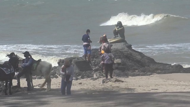 สงขลา-เทศบาลนครสงขลา ปักธงแดงตลอดแนวชายหาดชลาทัศน์และชายหาดสมิหลา เตือนนักท่องเที่ยวห้ามลงเล่นน้ำทะเลเด็ดขาด