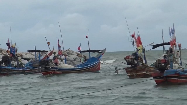 สงขลา-คลื่นลมในทะเลทวีความรุนแรงขึ้น 2 – 3 เมตร เรือประมงพื้นบ้านที่จอดบนชายหาดบ้านบ่ออิฐต้องเลื่อนขึ้นไปจอดถึงบนถนน