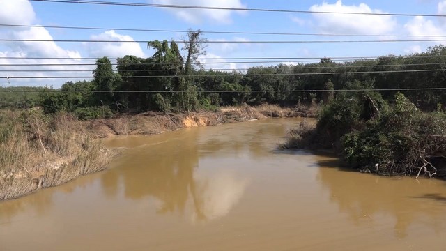 สงขลา-คลองอู่ตะเภา น้ำป่าลด เซาะริมตลิ่งเสียหาย เหลือเพียงไม่กี่เมตรก็จะถึงถนนสาย 4145 หากถึง ถนน