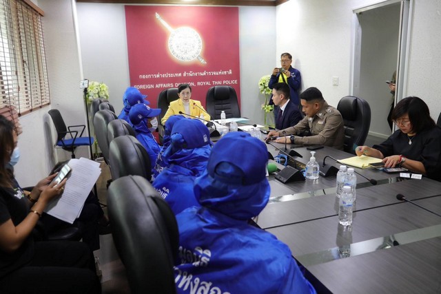 ปทุมธานี “ปวีณา พาพ่อแม่ “น้องมายด์” และเพื่อนลูกสาวไปพบและประชุมกับ พล.ต.ต.สุระพันธุ์ ไทยประเสริฐ ผบก.กองการต่างประเทศ พ.ต.อ.ศิลา ตันตระกูล 