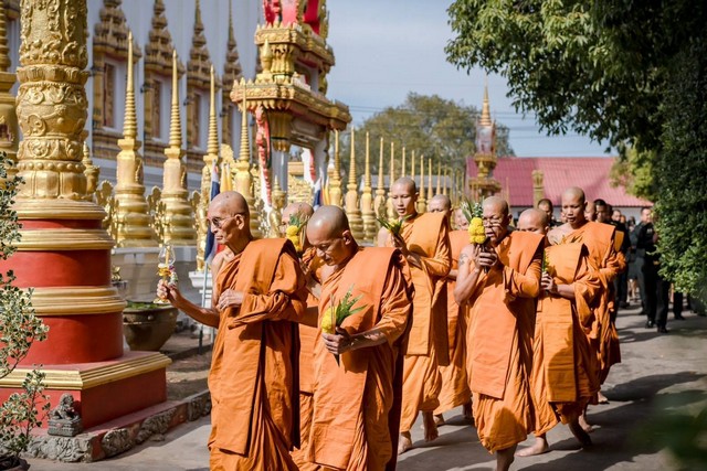 ร้อยเอ็ด…มทบ.27 นำกำลังพลประกอบพิธีเวียนเทียน เนื่องในวันมาฆบูชา ประจำปี 2568 ทำบุญ ปฏิบัติธรรม ละความชั่วทั้งปวง