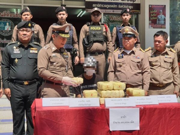 ลำพูน – แถลงข่าวการจับกุมผู้ต้องหา พร้อมยาบ้า 99,983 เม็ด