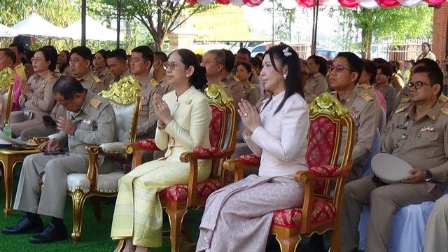 อ่างทอง แห่ส่องเลขพิธีบวงสรวงอัญเชิญพระบรมรูปเสด็จพ่อ ร.5 ขึ้นประดิษฐาน พระบรมราชานุเสาวรีย์