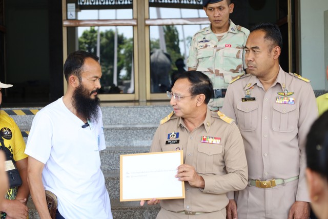 กระบี่-กลุ่มรักษ์เขากระบี่ ยื่นหนังสือคัดค้านการระเบิดภูเขาเพื่อดำเนินกิจการแร่ในจังหวัดกระบี่ ต่อผู้ว่าราชการจังหวัดกระบี่