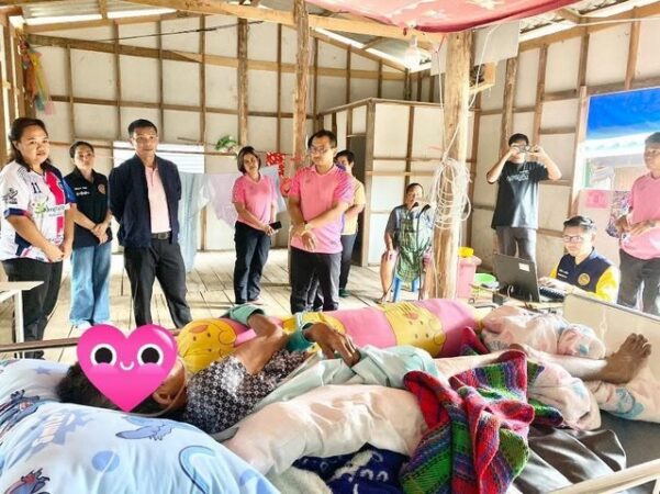 ตราด-นายอำเภอคลองใหญ่ลงพื้นที่จัดทำบัตรประชาชนให้แก่ผู้ป่วยติดเตียงในพื้นที่ ต.ไม้รูด จํานวน 1 ราย