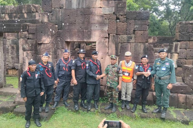 ปทุมธานี ชมรมทหารพรานค่ายปักธงชัย จังหวัดปทุมธานี มอบกำลังใจแก่ทหารแนวชายแดน ณ ปราสาทตาเมือนธม