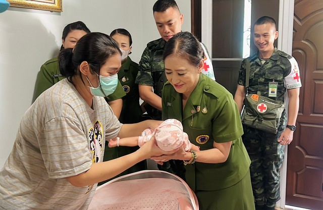 ลำปาง-มทบ.32 ใส่ใจครอบครัวกำลังพล เข้าเยี่ยมภรรยาหลังคลอด มอบของใช้เด็กแรกเกิด