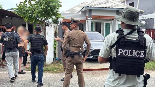 ชลบุรี-ด่วน! กลุ่มชาวจีนสาดกระสุนใสกันเอง เพื่อนลากคนเจ็บเข้าบ้าน ตำรวจล้อมจับมือปืน