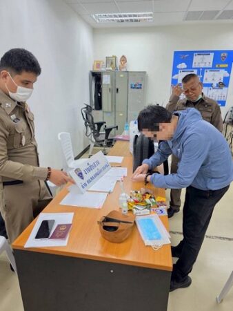 ตม.ดอนเมือง จับกุมชาวจีนตามหมายจับคดีฉ้อโกงกว่า 200 ล้านบาท ขณะเตรียมหลบหนีออกนอกประเทศ
