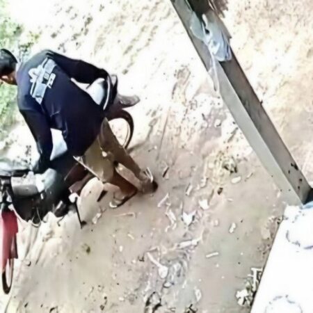 มุกดาหาร​ -​ชาวบ้านเดือด! “ต้อม ศรีไท” เสพยาขโมยของ ขี่มอเตอร์ไซค์หนี เจ้าของบ้านคว้ามีดพร้าไล่ ชาวบ้านวอนแจ้งความอย่าปล่อยผ่าน!