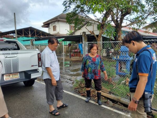 ลำพูน – นายกเทศมนตรีตำบลบ้านกลาง นำทีมลงพื้นที่ตรวจสอบน้ำท่วมบ้านท่าล้อศรีคำ