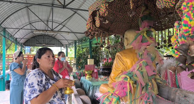 นครนายก – ใกล้วันหวยออกนักท่องเที่ยวขอเลขเด็ดเรือโบราณอายุกว่า 100 ปี วัดหลวงพ่อปากแดง