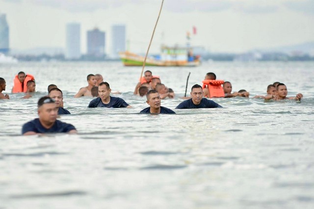 “ทหารเรือ” ทำงานเป็นทีม จะไม่มีน้องทหารคนไหนว่ายน้ำไปคนเดียว