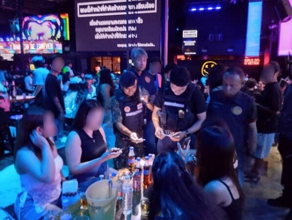 ปทุมธานี อำเภอเมืองปทุมธานี บูรณาการร่วมกับ สภ.ปากคลองรังสิต ออกตรวจจัดระเบียบสังคมสถานบริการในพื้นที่