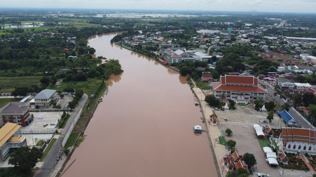 พิจิตรฝนตกหนักระบายน้ำลงแม่น้ำน่านไม่ทันส่งผลน้ำท่วมพื้นที่ชุมชนและย่านเศรษฐกิจ