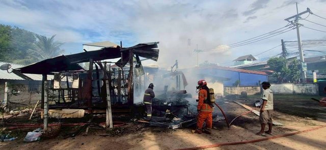 ชลบุรี-สัตหีบ เพลิงไหม้บ้านไม้ชั้นเดียวที่นาจอมเทียน คาดเกิดจากสายชาร์จโทรศัพท์เก่า โชคดีควบคุมเพลิงได้ทัน