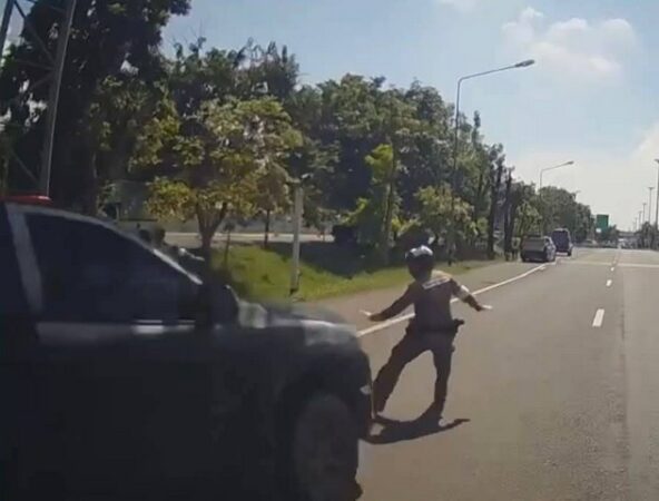 บุรีรัมย์-ว่อนเน็ต คลิปตำรวจถูกรถชนขณะตั้งด่านวิจารณ์ทั้งดีทั้งร้าย