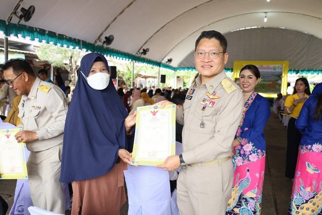 กระบี่-จัดพิธีมอบโฉนดที่ดิน เพื่อเฉลิมพระเกียรติพระบาทสมเด็จพระเจ้าอยู่หัว เนื่องในโอกาสมหามงคลเฉลิมพระชนมพรรษา 73 พรรษา