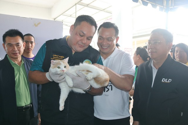 รมช.กระทรวงเกษตรและสหกรณ์เปิดโครงการการเร่งรัดผ่าตัดทำหมันสุนัขและแมว ควบคุมป้องกันโรคพิษสุนัขบ้าในพื้นที่เสี่ยง