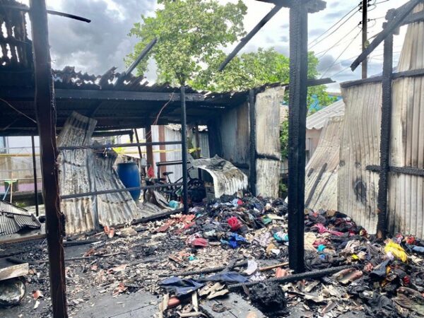 ตราด-ผวา ชายวัย 39 ปี ตกงานเครียดหนักถูกตัดน้ำตัดไฟตัดสินใจจุดไฟเผาเสื้อผ้าของพ่อแม่กลางบ้านวอดเกือบทั้งหลังโชคดีตนเองไม่ได้รับบาดเจ็บแต่อย่างไร