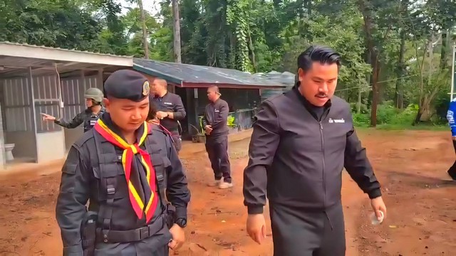(สุรินทร์)แม่ทัพภาค 2 มอบเครื่องปั่นไฟฟ้า และมอบสิ่งของบำรุงขวัญทหารชายแดน ขณะที่กัน จอมพลัง ติดตามการสร้างห้องน้ำ และเคลียใจ แม่ทัพภาค 2