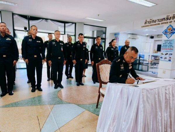 ลำปาง-กอ.รมน.จังหวัดลำปาง ร่วมลงนามถวายความอาลัยแด่สมเด็จพระนางเจ้าสิริกิติ์ พระบรมราชินีนาถ พระบรมราชชนนีพันปีหลวง