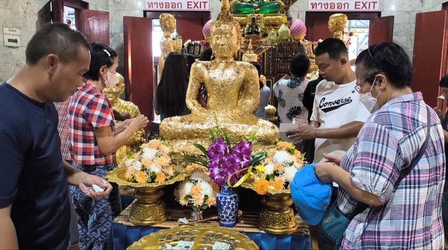 นครนายก – นักท่องเที่ยวเข้าส่องเลขเด็ดอ่างน้ำมนต์วัดหลวงพ่อปากแดง พร้อมขอพร โชคลาภ ธุรกิจ หน้าที่การงาน ใกล้วันหวยออก