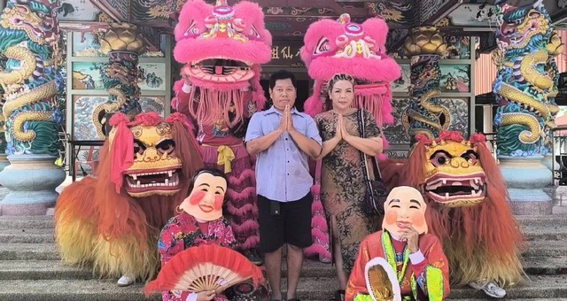 นครนายก – นักท่องเที่ยวนำสิงโตมาแก้บนองค์หลวงพ่อเสาร์ 5 และสิ่งศักดิ์สิทธิ์ในวัดธรรมปัญญาพร้อมจุดประทัดขอเลขเด็ด