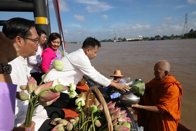 ปทุมธานี รองผู้ว่าฯปทุมธานี ร่วมประเพณีตักบาตรพระร้อยร่วมใจถวายบัว ทางเรือ ณ ท่าน้ำวัดชินวราราม