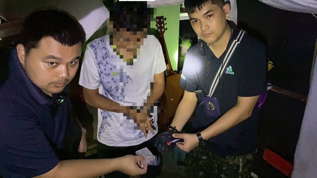 พังงา-ปฏิบัติการพิเศษ “เอราวัณ” รวบผู้หา 2 รายได้ของกลางยาเสพติด 150 เม็ด หลังชาวบ้านร้องเรียน