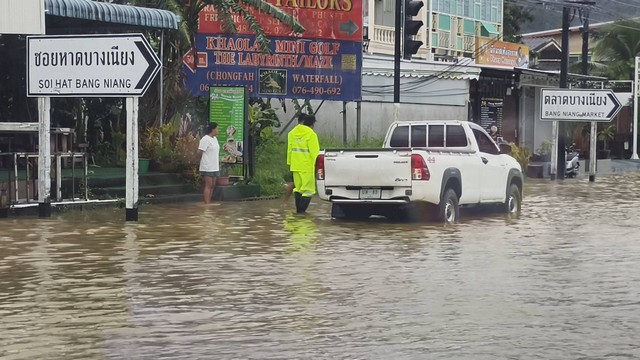 พังงา-ฝนตกหนักในจังหวัดพังงา ต่อเนื่องหลายชั่วโมง ทำ น้ำท่วมขัง บ้างบางเนียง บางจุดรถจักรยานยนต์ไม่สามารถสัญจรผ่านได้