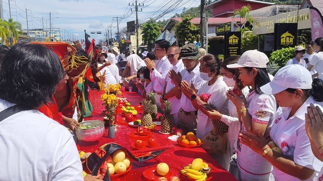พังงา-สืบสานประเพณีถือศีลกินเจ เทศบาลตำบลคึกคักขอเชิญร่วมกิจกรรมตั้งโต๊ะผลไม้รับเทพเจ้าจุดประทัดกว่าล้านนัด